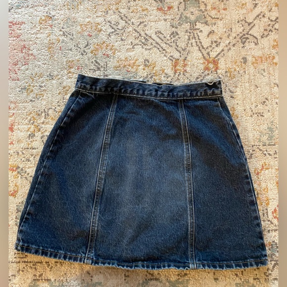 Vintage Guess Denim Skirt (size: 29) - Picture 4 of 5
